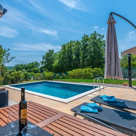 Mini Villa, A Romantic, New And Compact House With Pool