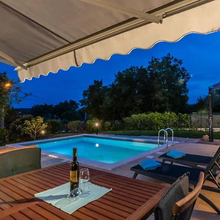 Mini Villa, A Romantic, New And Compact House With Pool Prázdninový dům Ripenda Kras