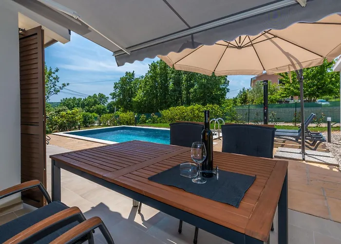 Mini Villa, A Romantic, New And Compact House With Pool Ripenda Kras