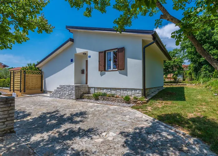 Mini Villa, A Romantic, New And Compact House With Pool Ripenda Kras