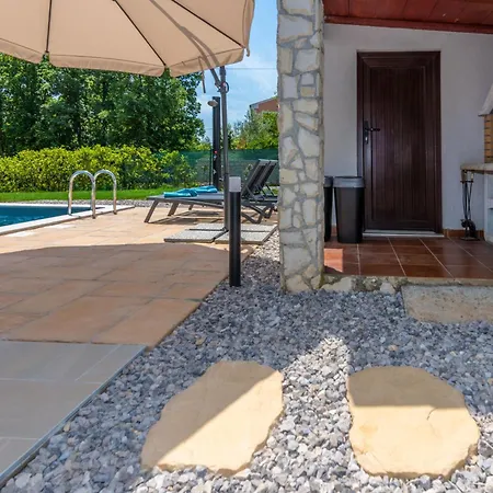 Mini Villa, A Romantic, New And Compact House With Pool * Ripenda Kras
