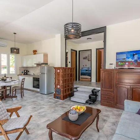 Dom wakacyjny Mini Villa, A Romantic, New And Compact House With Pool *