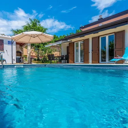 Dom wakacyjny Mini Villa, A Romantic, New And Compact House With Pool Ripenda Kras