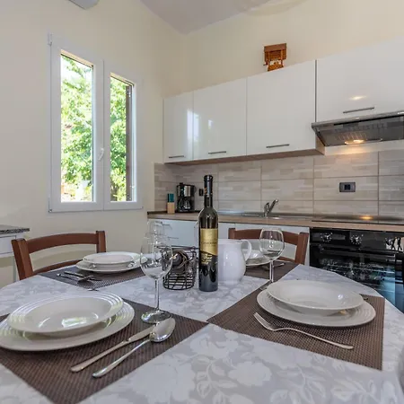 Mini Villa, A Romantic, New And Compact House With Pool Ripenda Kras