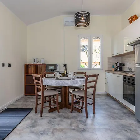 Dom wakacyjny Mini Villa, A Romantic, New And Compact House With Pool