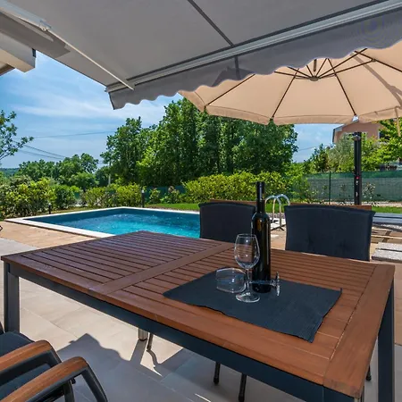 Mini Villa, A Romantic, New And Compact House With Pool Ripenda Kras