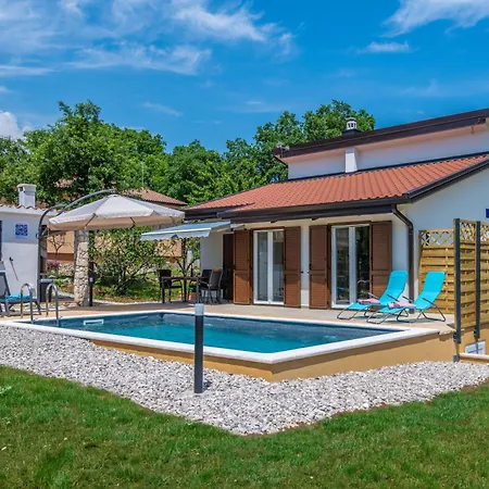 Dom wakacyjny Mini Villa, A Romantic, New And Compact House With Pool