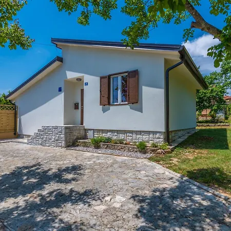 Mini Villa, A Romantic, New And Compact House With Pool Ripenda Kras